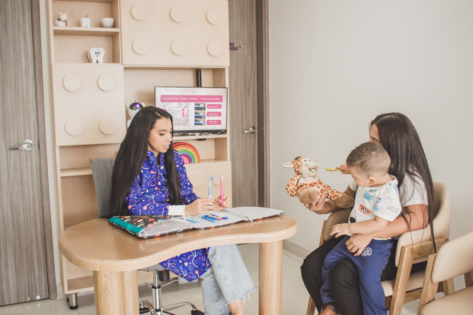 Dra. Ximena en consulta con mamá y bebé en Medellín