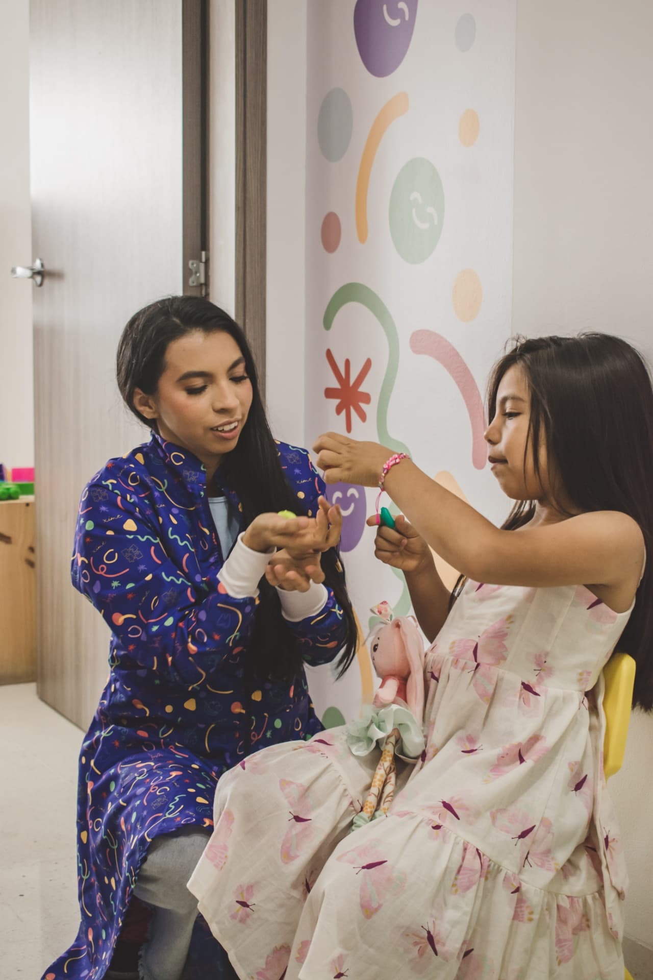 Dra. Ximena jugando con paciente - enfoque lúdico en odontopediatría Medellín
